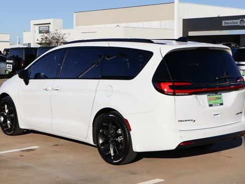 New 2026 Chrysler Pacifica Limited image 5