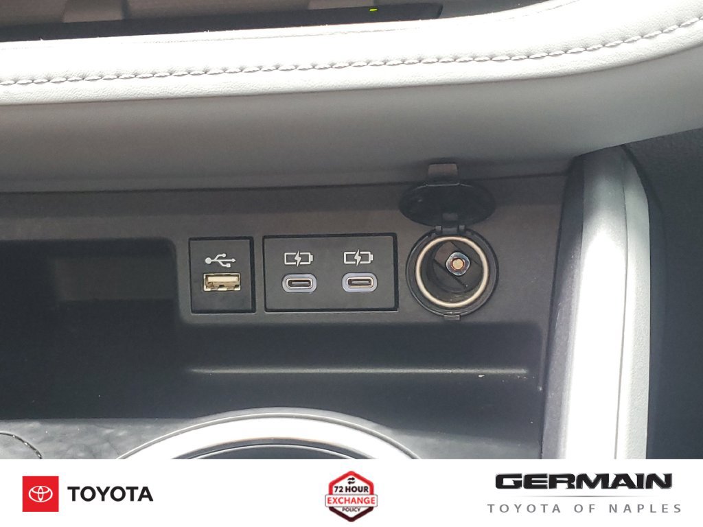 Used 2024 Toyota Highlander XLE FWD image 33