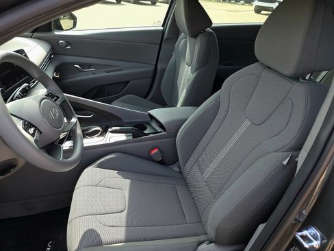 Certified 2026 Hyundai Elantra SE FWD image 17