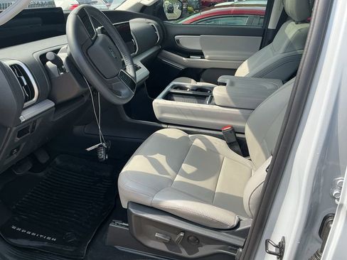 Used 2025 Ford Expedition Active RWD image 3