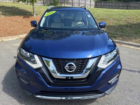 Used 2017 Nissan Rogue SV w/ SV Premium Package FWD image 2