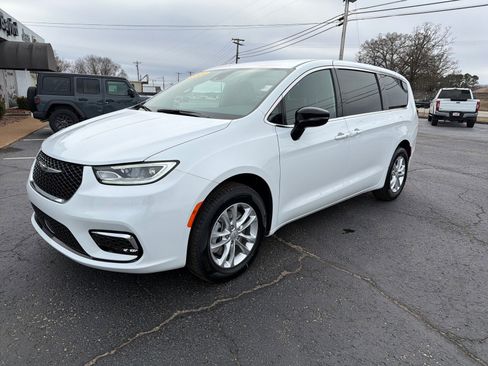 New 2026 Chrysler Pacifica Select image 3