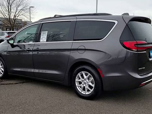 Used 2022 Chrysler Pacifica Touring-L image 6