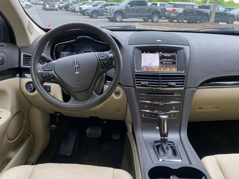 Used 2018 Lincoln MKT AWD image 8