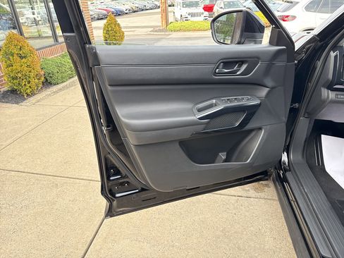 Used 2025 Nissan Pathfinder SV AWD/4WD image 15