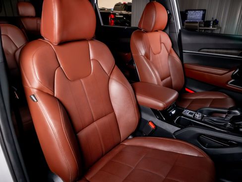 Used 2023 Kia Telluride EX w/ EX Captain's Chair Package FWD image 13