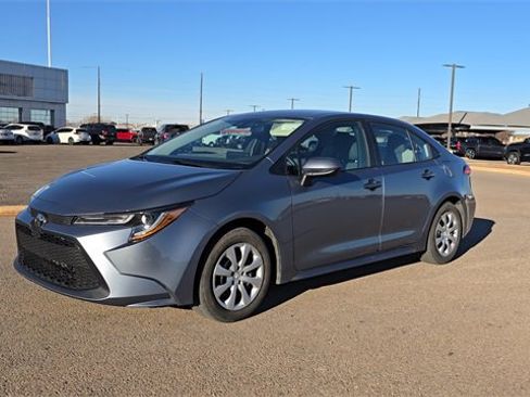 Used 2022 Toyota Corolla LE image 2
