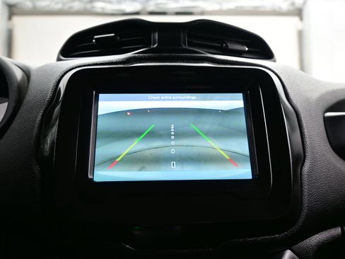 Used 2018 Jeep Renegade Latitude w/ Cold Weather Group image 16