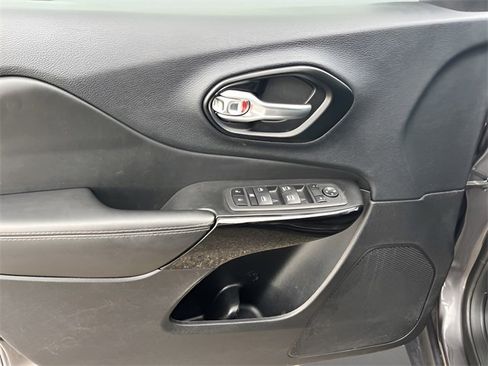 Used 2023 Jeep Cherokee Altitude Lux image 13