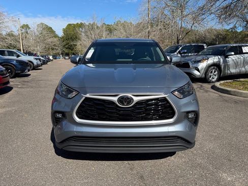 Used 2022 Toyota Highlander LE image 2