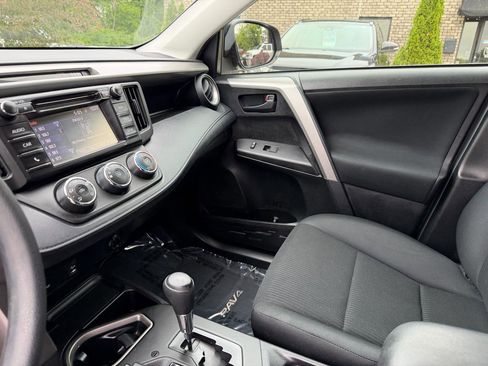 Used 2018 Toyota RAV4 LE FWD image 11