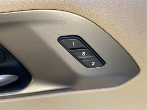 Used 2022 Chrysler Pacifica Touring-L image 11