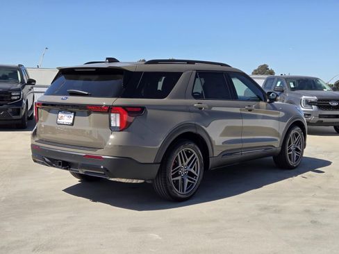 New 2026 Ford Explorer ST-Line w/ ST-Line Street Pack image 4