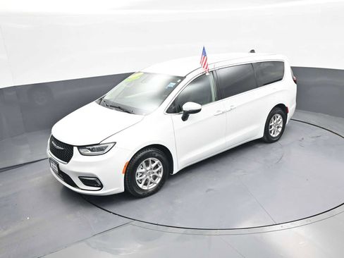 Used 2023 Chrysler Pacifica Touring-L FWD image 31