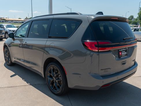 Used 2023 Chrysler Pacifica Limited w/ S Appearance Package AWD/4WD image 21