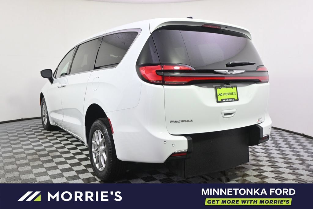 Used 2026 Chrysler Pacifica Select FWD image 5