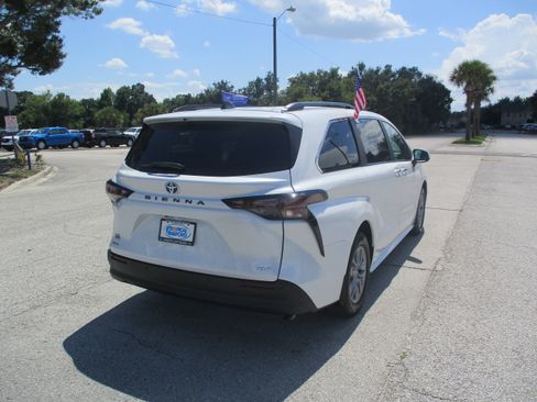 Used 2025 Toyota Sienna XLE FWD image 7