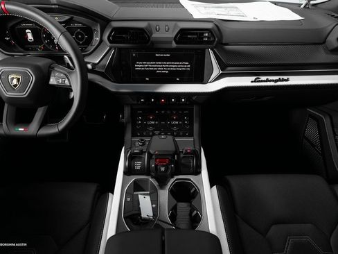Used 2025 Lamborghini Urus SE image 29