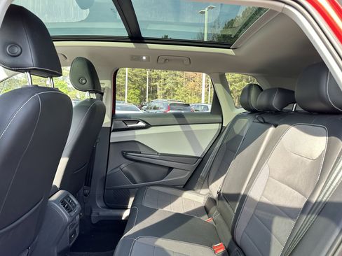 Used 2023 Volkswagen Taos SE w/ Panoramic Sunroof Package image 9
