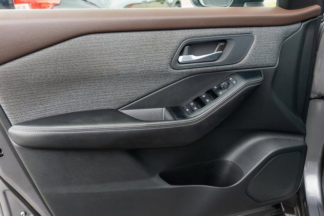 Used 2021 Nissan Rogue SV AWD/4WD image 16