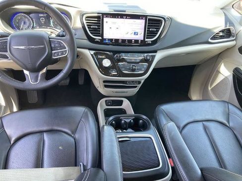 Used 2023 Chrysler Pacifica Touring-L FWD image 13