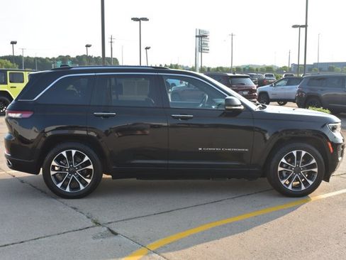 Used 2022 Jeep Grand Cherokee Overland w/ Luxury Tech Group IV AWD/4WD image 4