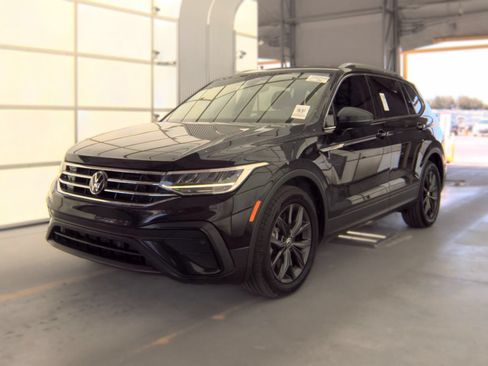 Used 2022 Volkswagen Tiguan SE FWD image 1