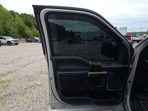 Used 2015 Ford F150 Platinum w/ Equipment Group 701A Luxury AWD/4WD image 8