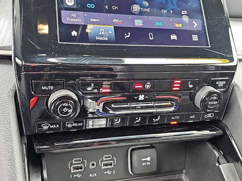 Used 2023 Jeep Grand Cherokee L Laredo image 18