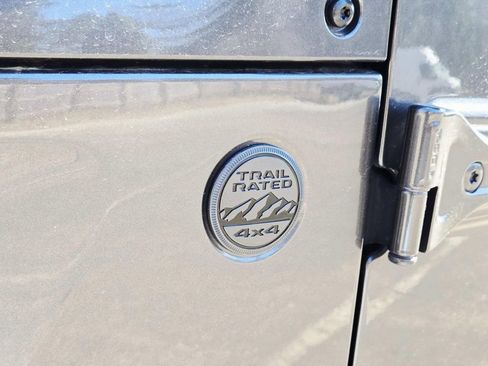Certified 2025 Jeep Gladiator Sport AWD/4WD image 19