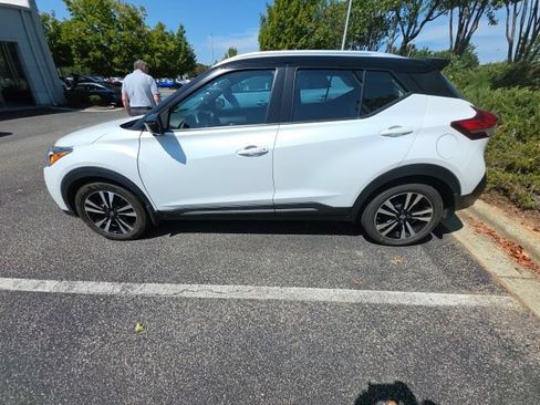 Used 2019 Nissan Kicks SR FWD image 23