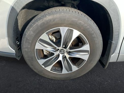 Certified 2023 Toyota Highlander XLE FWD image 10