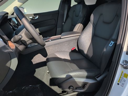 Used 2022 Volvo XC60 B5 Momentum AWD/4WD image 10