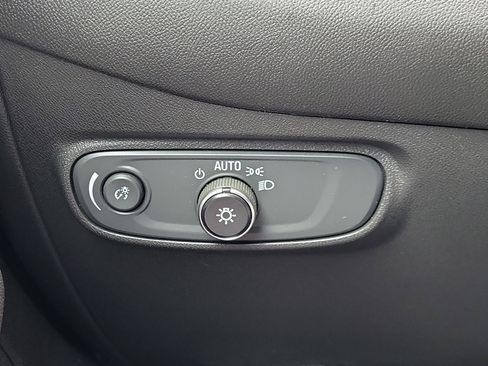 Used 2020 Chevrolet Equinox LS image 30