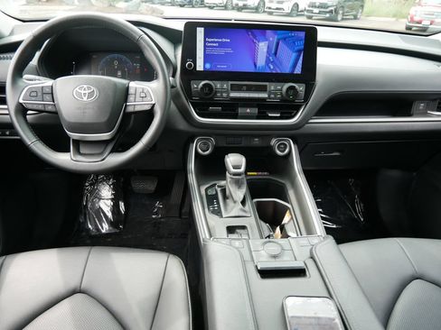 Used 2025 Toyota Grand Highlander AWD image 15