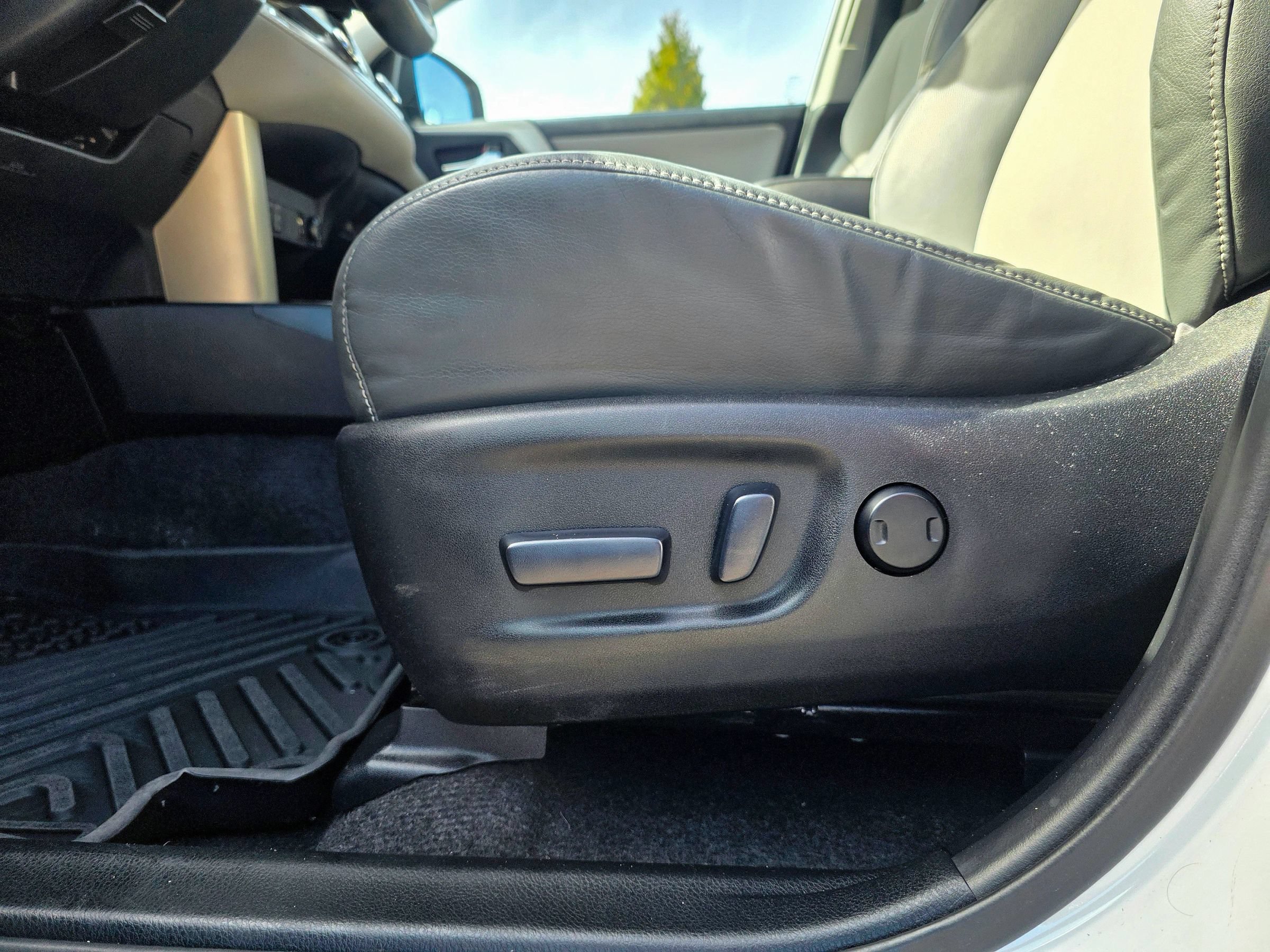 Used 2014 Toyota RAV4 Limited w/ Technology Package AWD/4WD image 41
