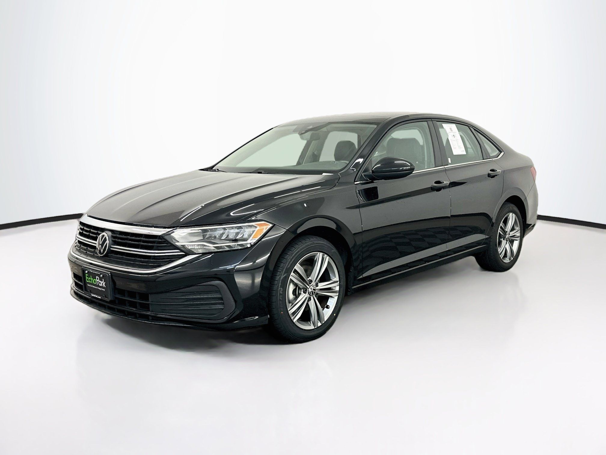 Used 2024 Volkswagen Jetta SE FWD image 3