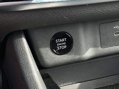Used 2025 Nissan Rogue SV FWD image 11