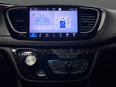 Used 2023 Chrysler Pacifica Limited w/ Uconnect Theater Family Group FWD image 13