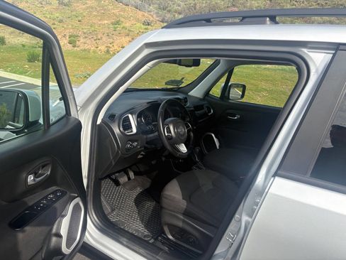 Used 2018 Jeep Renegade Latitude w/ UConnect 8.4 Nav Group image 9