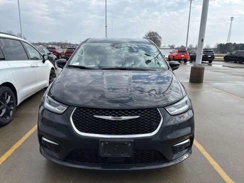 Used 2024 Chrysler Pacifica Touring-L image 40