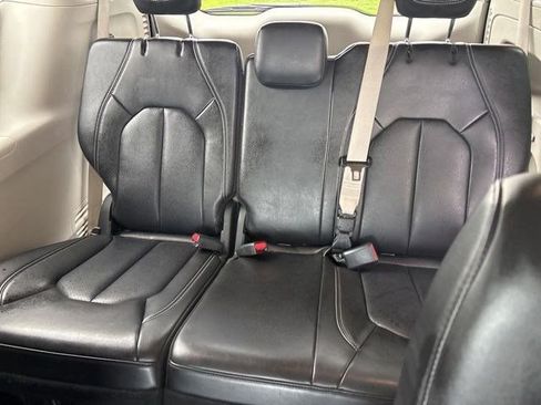 Used 2023 Chrysler Pacifica Touring-L FWD image 31