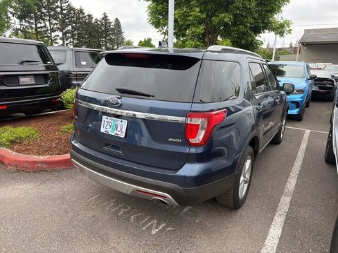 Used 2017 Ford Explorer XLT w/ Equipment Group 202A AWD/4WD image 4