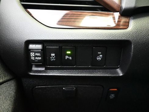 Used 2018 Toyota Sienna Limited image 23