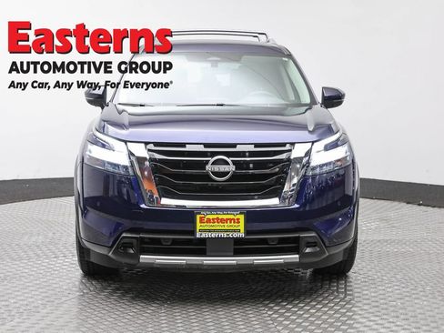 Used 2023 Nissan Pathfinder SL AWD/4WD image 2
