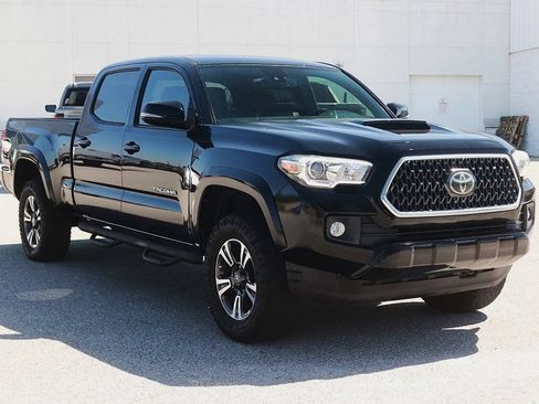 Used 2019 Toyota Tacoma TRD Sport AWD/4WD image 3