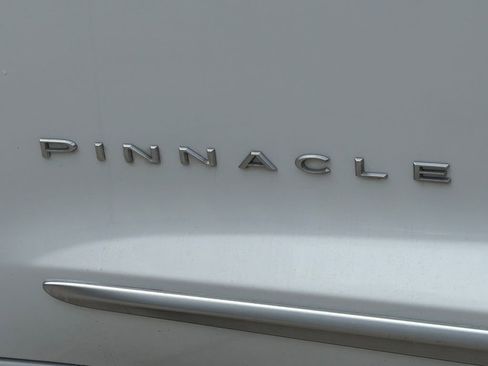 Used 2023 Chrysler Pacifica Pinnacle FWD image 11