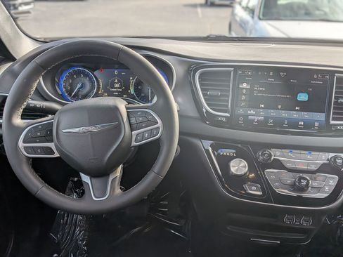 Used 2025 Chrysler Pacifica Select image 18