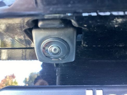 Used 2022 Toyota Venza LE image 8