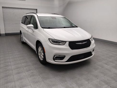 Used 2022 Chrysler Pacifica Touring-L FWD image 14
